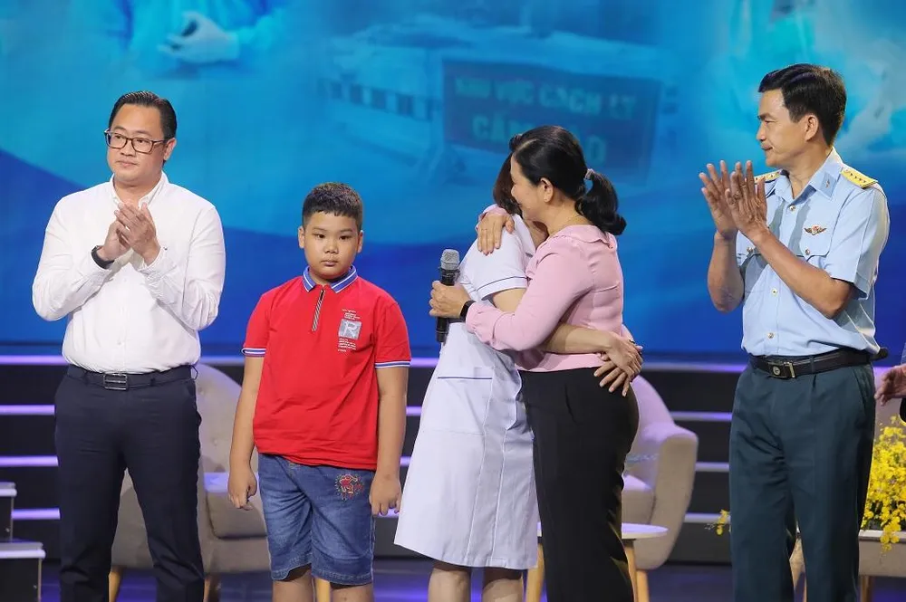 Thay mặt người dân thành phố, Tiến sĩ Nguyễn Thị Huỳnh Mai - Chánh văn phòng Sở Y tế Thành phố Hồ Chí Minh gửi lời tri ân đến điều dưỡng Nguyễn Thùy Dung. Ảnh: NGUYỄN HOÀNG.