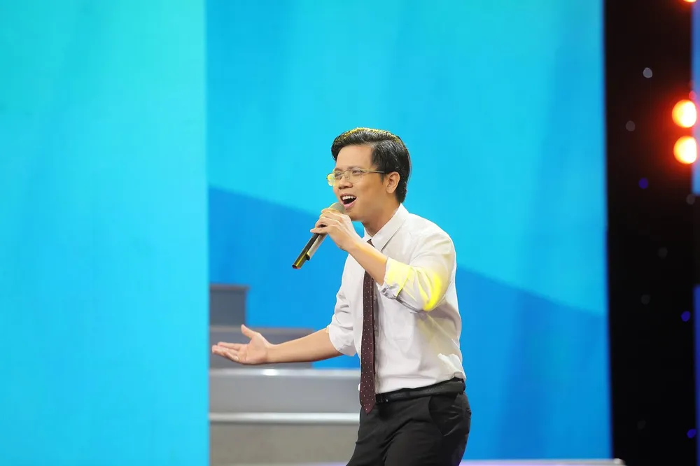 Ngày gặp lại, thầy giáo 9X Nguyễn Thái Dương cũng đã mang đến liều vaccine tinh thần qua bài hát &quot;Thành phố gì kỳ&quot;. Ảnh: NGUYỄN HOÀNG