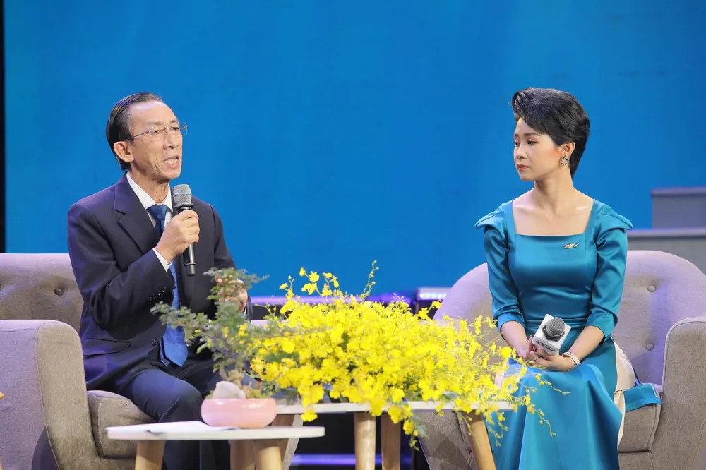 PGS.TS Trần Hoàng Ngân - Viện trưởng Viện Nghiên cứu Phát triển TP.HCM đưa ra những con số minh chứng cho sự bứt phá trong một năm qua của TP.HCM. Ảnh: NGUYỄN HOÀNG