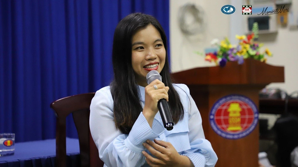 TS. Đào Lê Na làm rõ khái niệm phim “cải biên”. Ảnh: BTC.