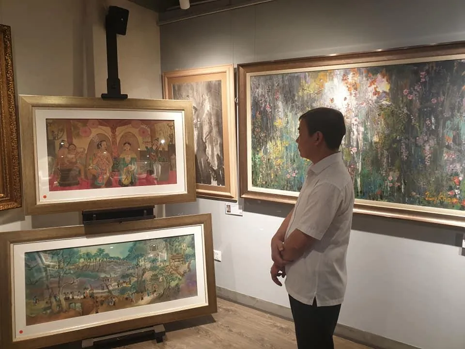 Nhiều người đến thưởng lãm tranh tại triển lãm. Ảnh: VĂN HÀ Nhiều người đến thưởng lãm tranh tại triển lãm. Ảnh: VĂN HÀ