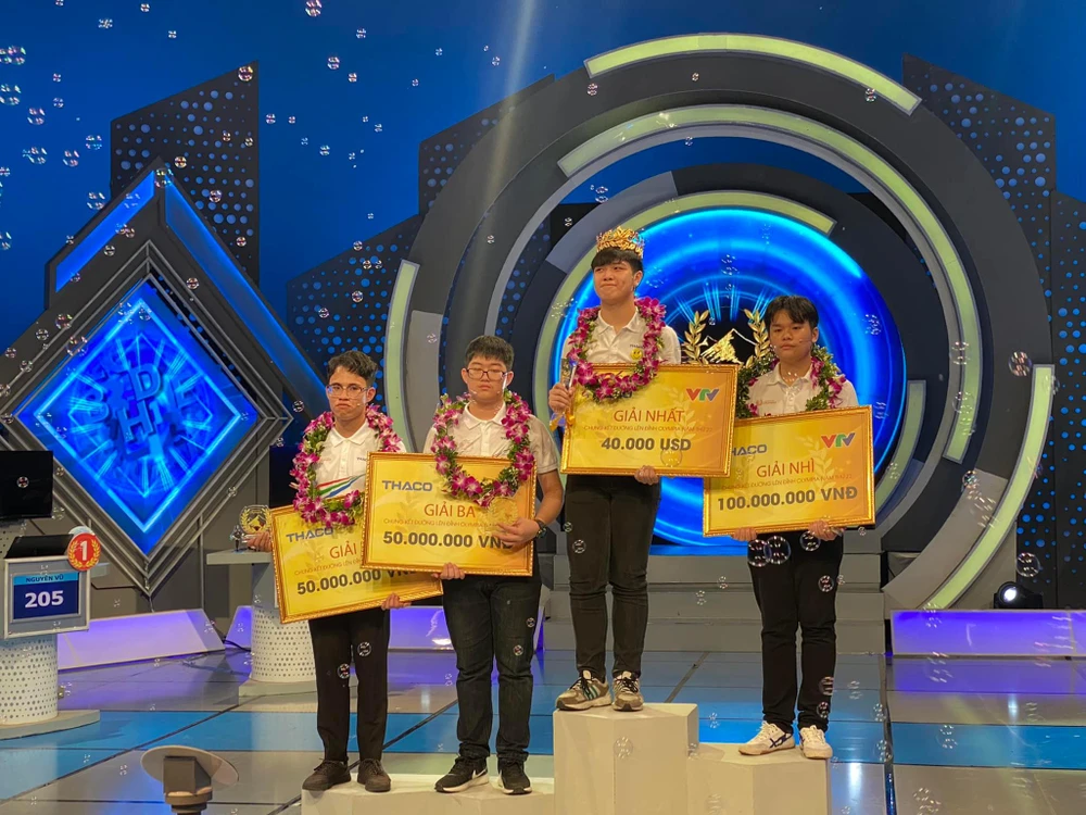 Nguyên Vũ đội chiếc vòng nguyệt quế dành cho người chiến thắng. Ảnh: BTC.