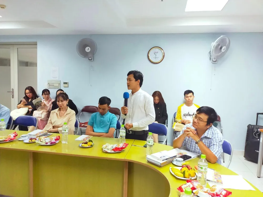 Tác giả Khét phát biểu tại tọa đàm. Ảnh: BTC