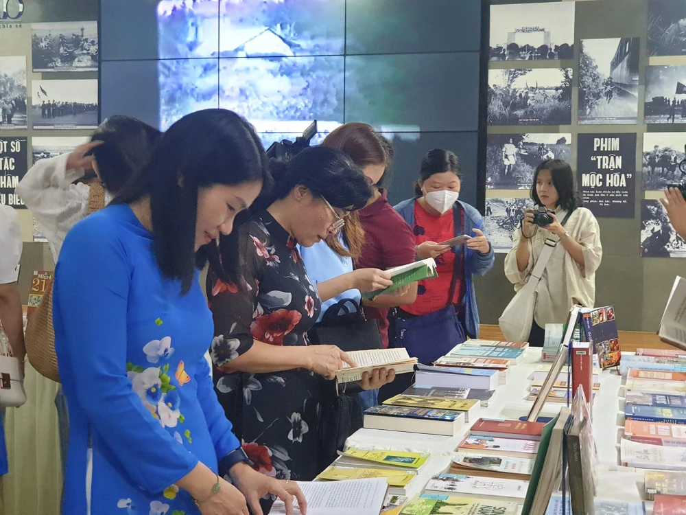 Đông đảo học sinh, sinh viên đến tham dự và theo dõi triển lãm. Ảnh: VĂN HÀ.