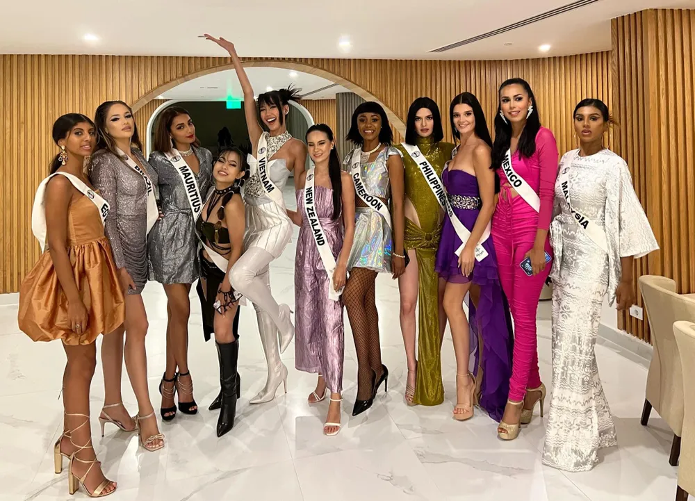 Người đẹp Cần Thơ cũng đầy năng động trẻ trung trong cách phối đồ và trang điểm