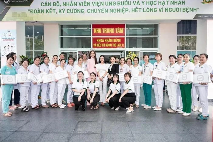 Hoa hậu Mai Phương tri ân y, bác sĩ và bệnh nhân nữ dịp 20-10. Ảnh: BTC