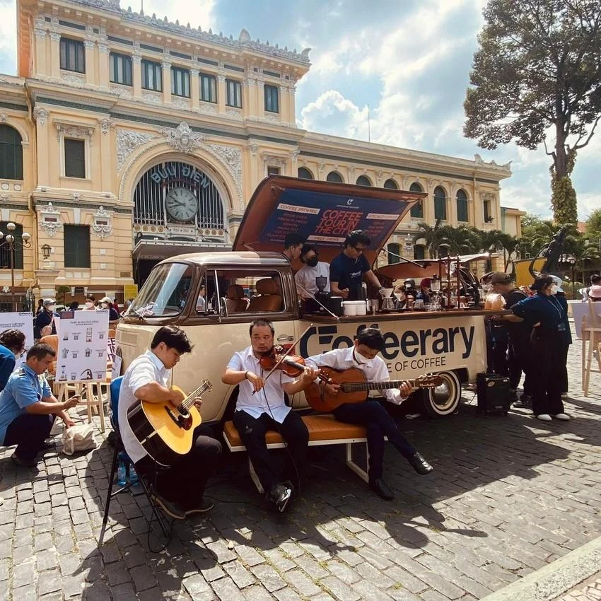Coffee tour in the City diễn ra liên tục trong năm buổi sáng Chủ nhật kể từ ngày 31-7 tại Bưu điện Trung tâm Sài Gòn. Ảnh: HÀ NGUYỄN.
