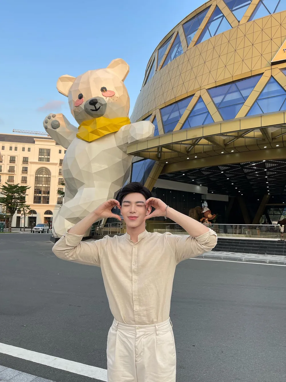 Ca sĩ Erik viết: &quot;Nhân ngày Phụ nữ Việt Nam 20-10, Erik xin gửi những lời chúc tốt đẹp nhất đến với những người phụ nữ, ngoài các bà, các mẹ thì còn có những fan nữ đã luôn yêu thương và đồng hành Erik suốt thời gian đã qua. Mong sao mọi người sẽ nhiều sức khỏe và có được hạnh phúc trong cuộc sống&quot;.