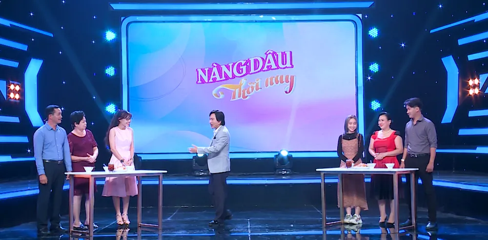 MC Kim Tử Long và hai đội thi. Ảnh: CTCC