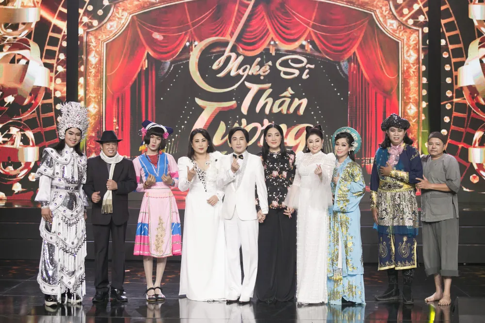 Giám khảo và các thí sinh tại Nghệ sĩ thần tượng. Ảnh: BTC