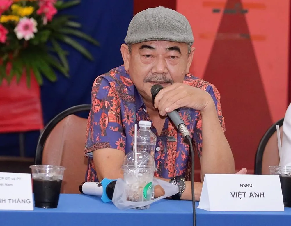 NSND Việt Anh chia sẻ tại buổi ra mắt phim. Ảnh: BTC