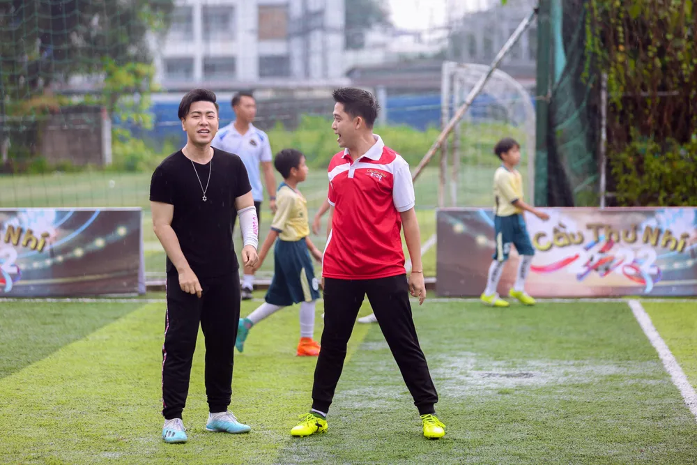 Akira Phan cùng MC Trương Quốc Bảo đến sân bóng để theo chân cầu thủ nhí Mã Hoàng Thiện một ngày ở sân bóng. Ảnh: CTCC