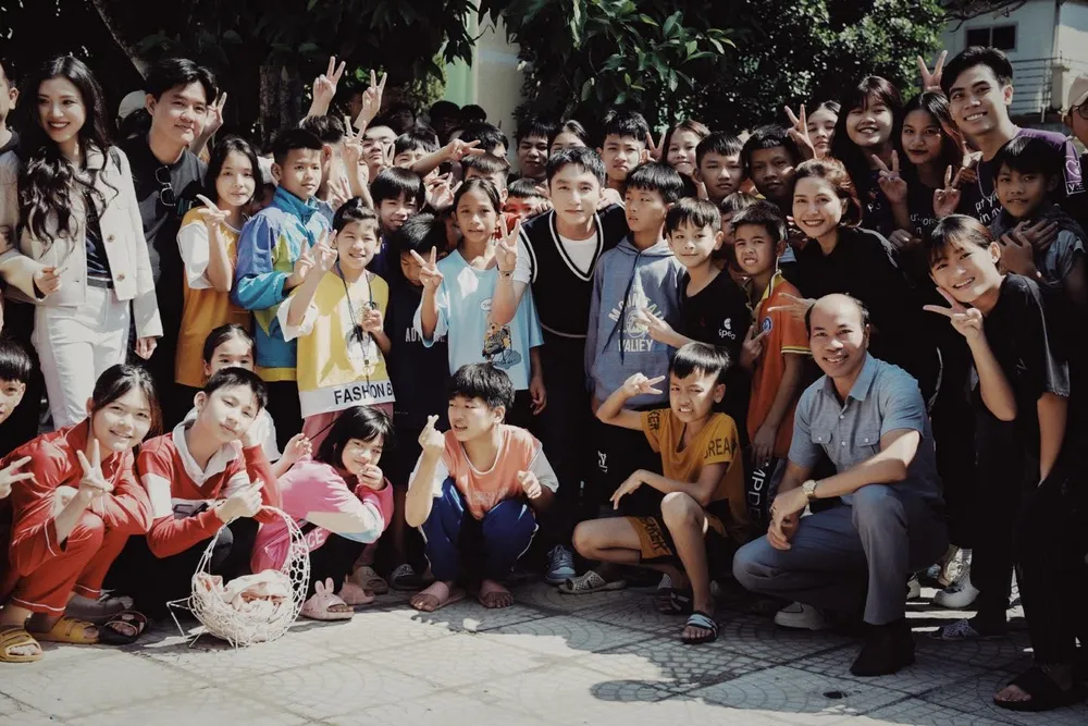 Sơn Tùng M-TP trong chuyến từ thiện tại xã Thụy An, huyện Ba Vì, Hà Nội. Ảnh: NSCC