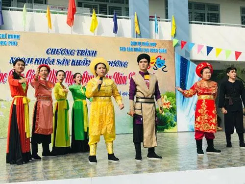 Các ca sĩ, diễn viên trong ca cảnh “Hào khí Việt Nam”. Ảnh: T.H.