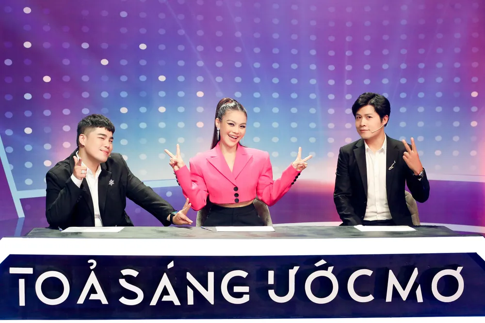 Từ trái sang: Nhạc sĩ Nguyễn Đình Vũ, Hải Yến Idol và nhạc sĩ Nguyễn Văn Chung. Ảnh: CTCC