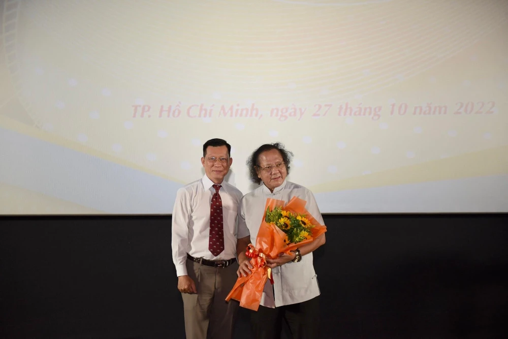 Ông Phan Văn An (trái) tặng hoa cho cố vấn chuyên môn cuộc thi. Ảnh: H.N