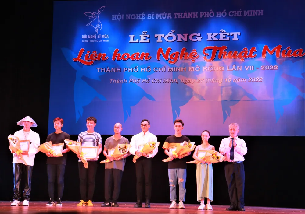 BTC trao giải cho các tập thể và cá nhân đoạt giải trong Liên hoan Nghệ thuật Múa mở rộng năm 2022. Ảnh VÕ THƠ