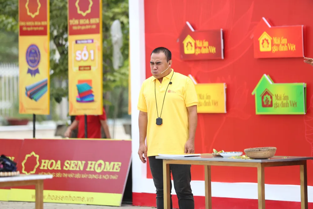 MC Quyền Linh thực hiện thử thách ăn quýt. Ảnh: CTCC MC Quyền Linh thực hiện thử thách ăn quýt. Ảnh: CTCC