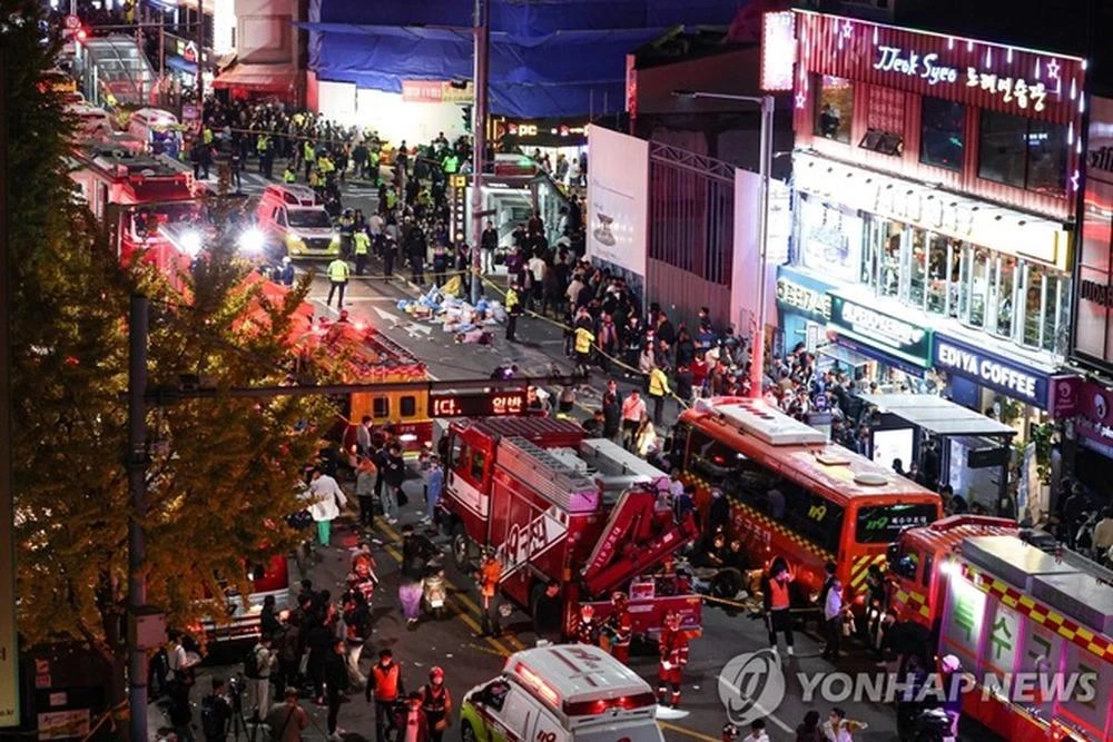 Lực lượng cứu hộ tại hiện trường- khu phố Itaewon. Ảnh: YONHAPNEWS