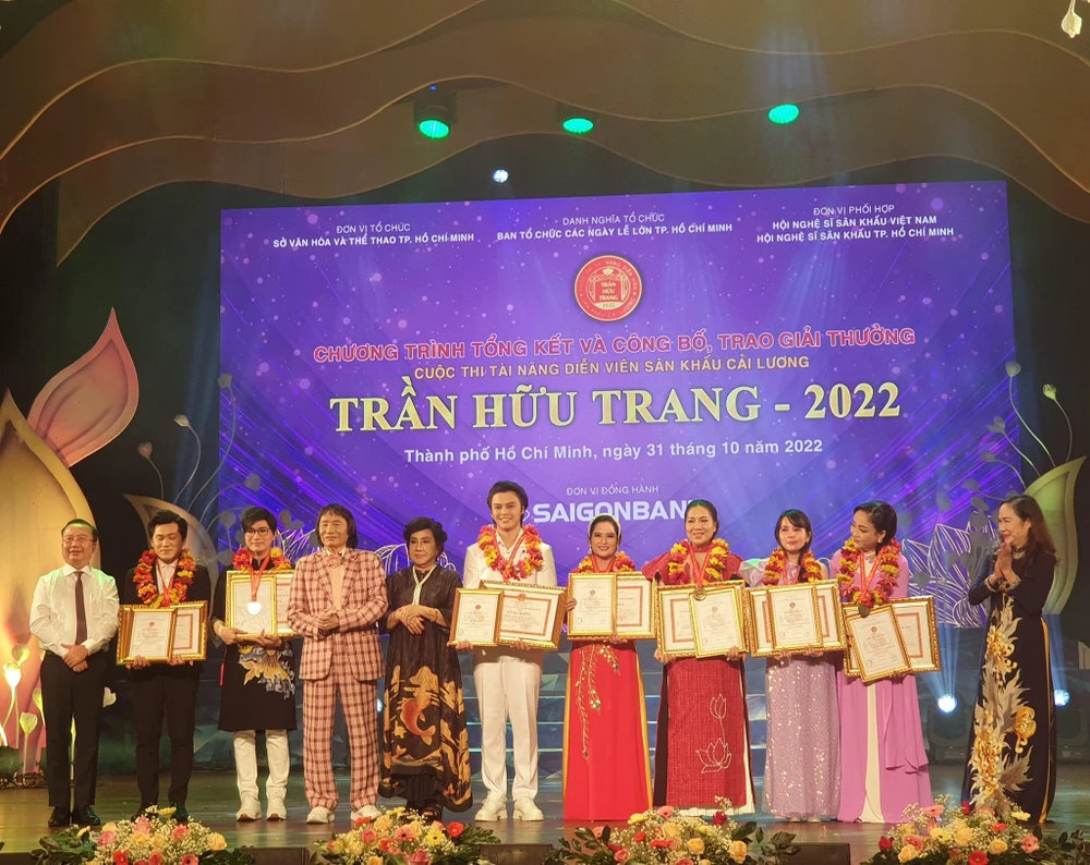 NSND Minh Vương và NSND Lệ Thủy cùng ông Trần Thế Thuận, giám đốc Sở VH&amp;TT TP.HCM và bà Trịnh Thúy Mùi - chủ tịch Hội Nghệ sĩ sân khấu Việt Nam trao giải huy chương vàng, huy chương bạc cho hạng mục đào/kép mùi. Ảnh: HÀ NGUYỄN