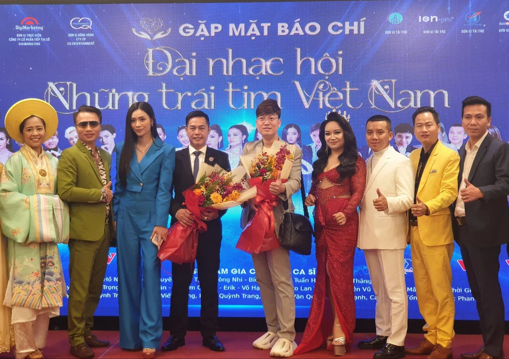 Ca, nhạc sĩ Sỹ Luân (giữa) cùng BTC của chương trình. Ảnh: HÀ NGUYỄN Ca, nhạc sĩ Sỹ Luân (giữa) cùng BTC của chương trình. Ảnh: HÀ NGUYỄN