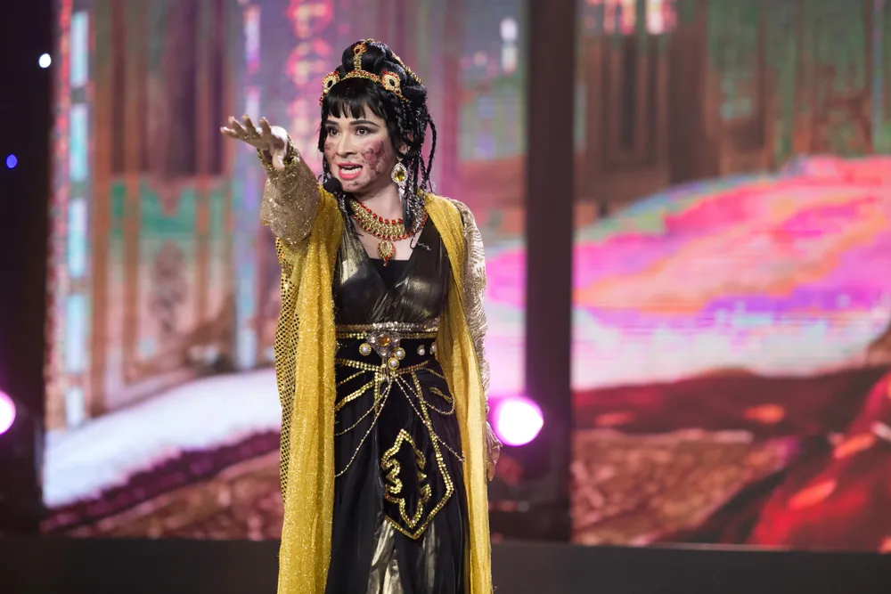 Thí sinh Sơn Tùng hoá thân thành NSƯT Mỹ Châu trong trích đoạn "Truyền thuyết tình yêu". Ảnh: CTCC Thí sinh Sơn Tùng hoá thân thành NSƯT Mỹ Châu trong trích đoạn "Truyền thuyết tình yêu". Ảnh: CTCC