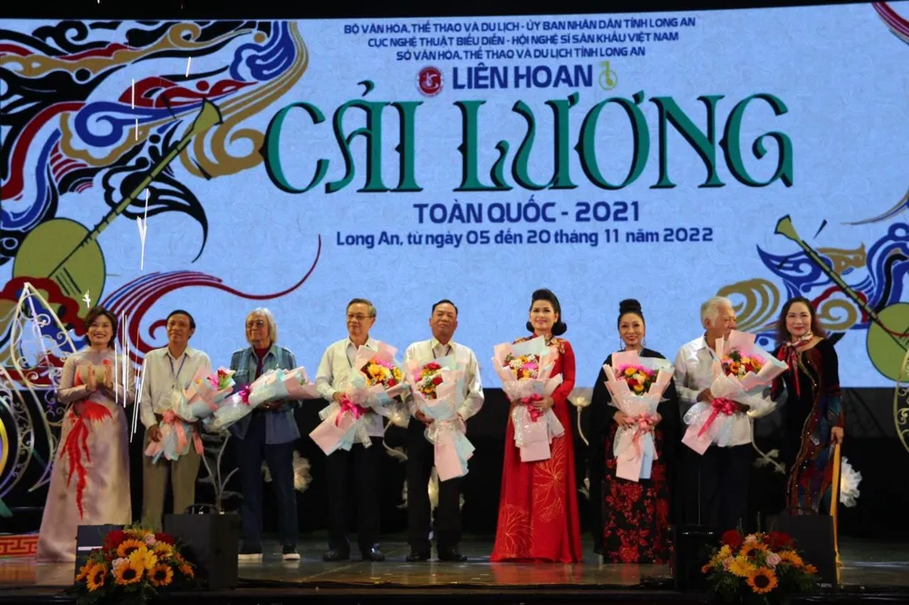 Bà Trần Ly Ly - quyền cục trưởng Cục Nghệ thuật biểu diễn và NSND Trịnh Thúy Mùi - chủ tịch Hội Nghệ sĩ sân khấu Việt Nam - tặng hoa cho hội đồng nghệ thuật. Ảnh: VĂN HÀ