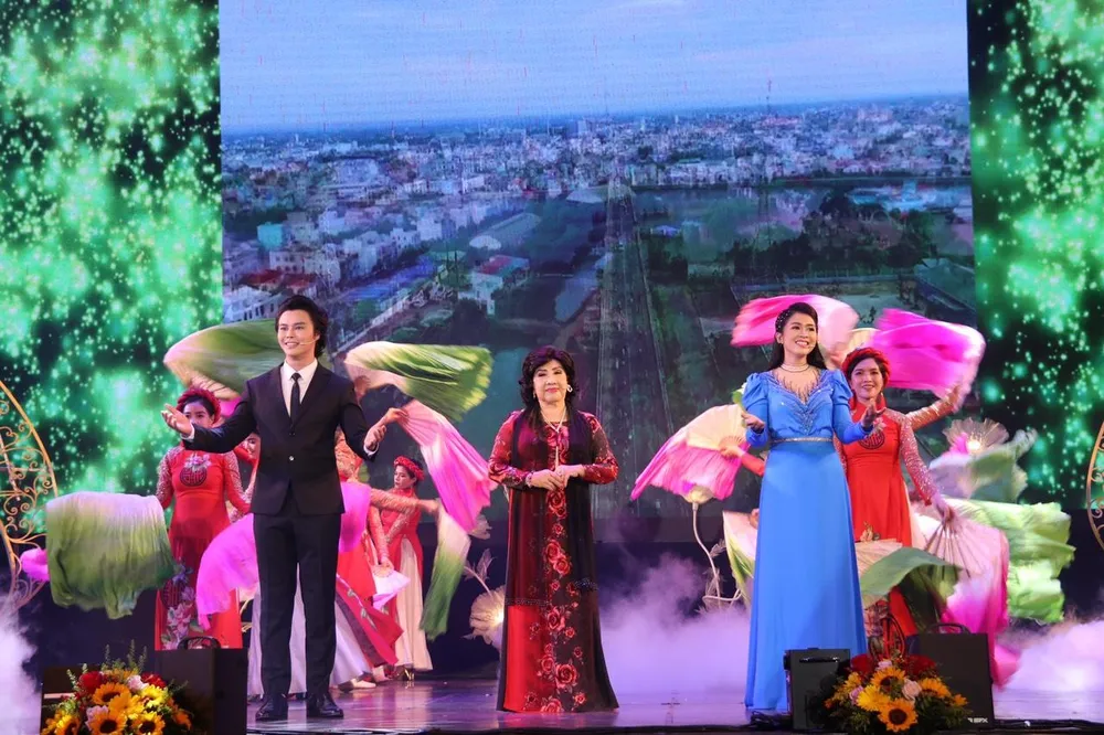 Lễ khai mạc còn gây ấn tượng với khán giả và những người yêu mến cải lương bởi màn kết hợp của NSND Lệ Thủy, Chuông vàng vọng cổ Võ Minh Lâm, Diệu Hiền trong tiết mục Long An câu hát xin chào. Ảnh: VĂN HÀ