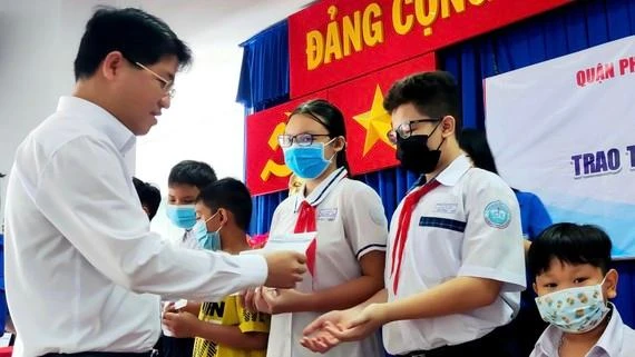 Ông Phạm Hồng Sơn, Bí thư Quận ủy quận Phú Nhuận, TP.HCM trao học bổng cho học sinh có hoàn cảnh khó khăn trên địa bàn quận.