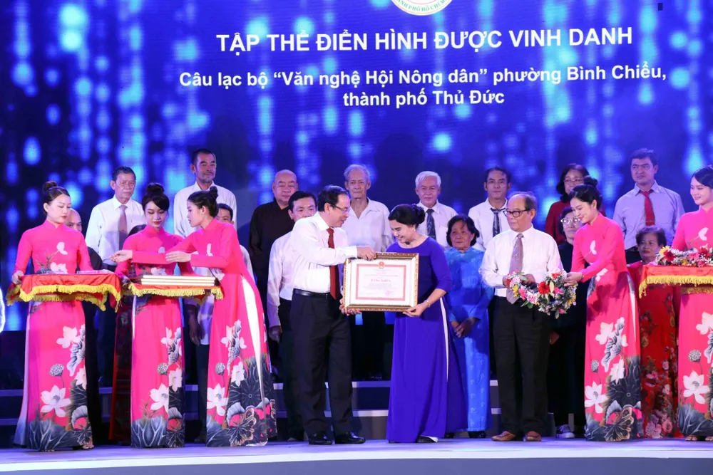 Ông Nguyễn Văn Nên tuyên dương các tập thể.