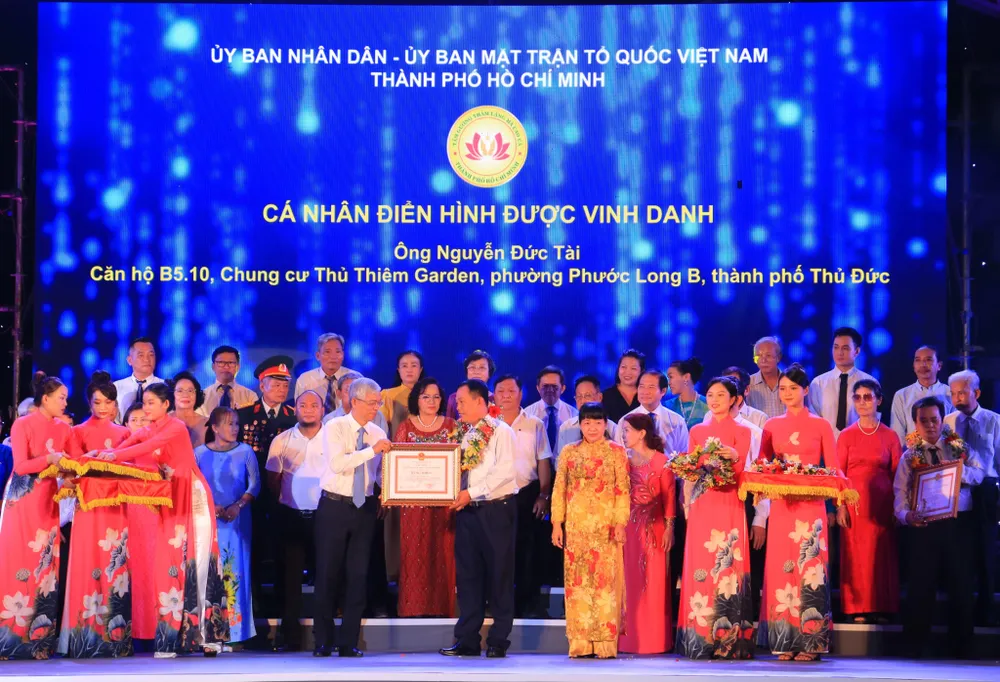 Ông Võ Văn Hoan, Phó Chủ tịch UBND TP.HCM tuyên dương các cá nhân.