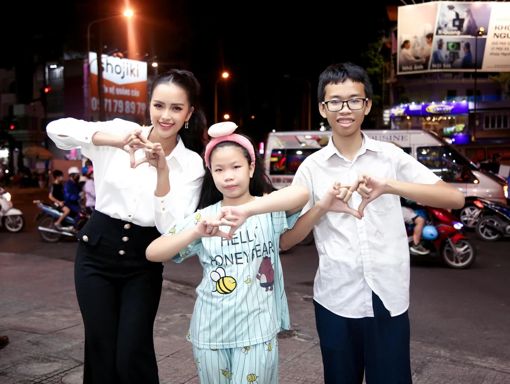 Hoa hậu Ngọc Châu cùng hai anh em Kỳ Hào và Gia Hân. Ảnh: CTCC