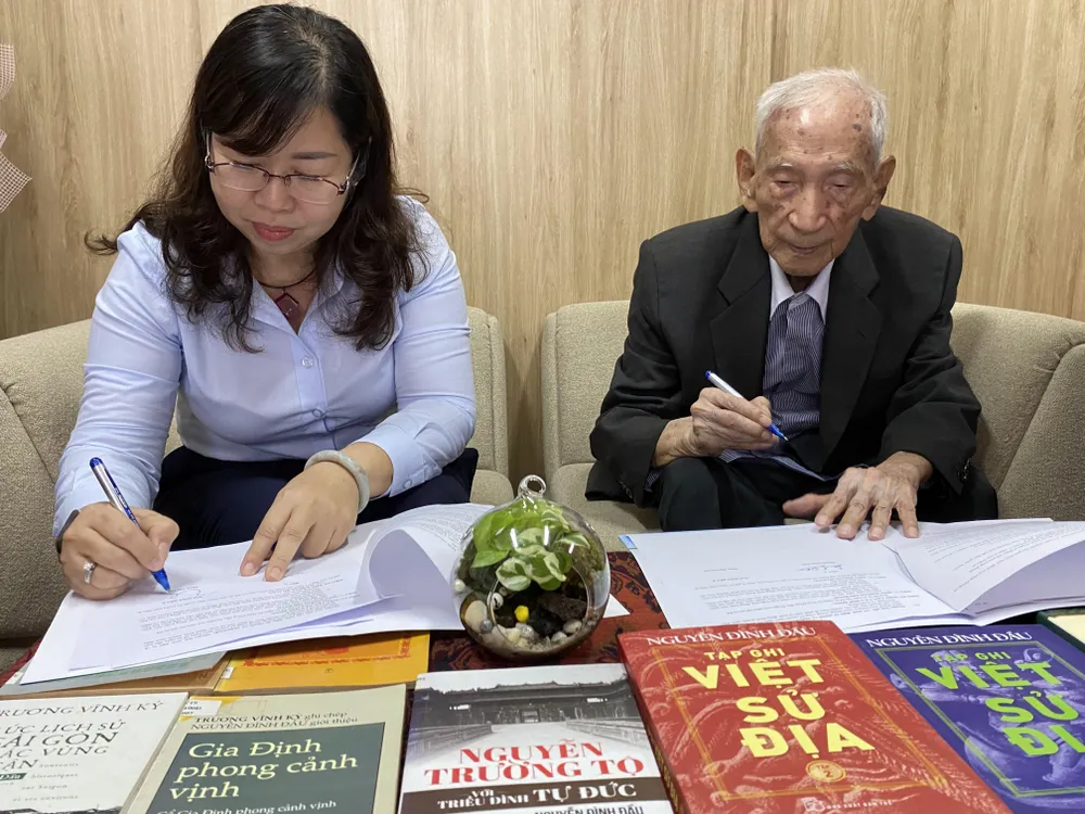 Bà Phan Thị Thu Hà, Giám đốc NXB Trẻ ký hợp đồng tác quyền với nhà nghiên cứu Nguyễn Đình Đầu. Ảnh: L.Đ Bà Phan Thị Thu Hà, Giám đốc NXB Trẻ ký hợp đồng tác quyền với nhà nghiên cứu Nguyễn Đình Đầu. Ảnh: L.Đ
