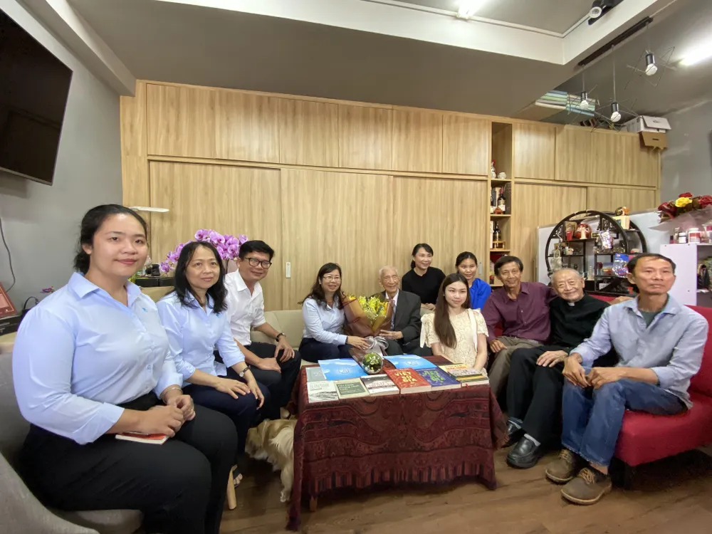 Lễ ký kết diễn ra trong không khí gia đình và thân hữu cùng chung vui với nhà nghiên cứu Nguyễn Đình Đầu. Ảnh: L.Đ Lễ ký kết diễn ra trong không khí gia đình và thân hữu cùng chung vui với nhà nghiên cứu Nguyễn Đình Đầu. Ảnh: L.Đ