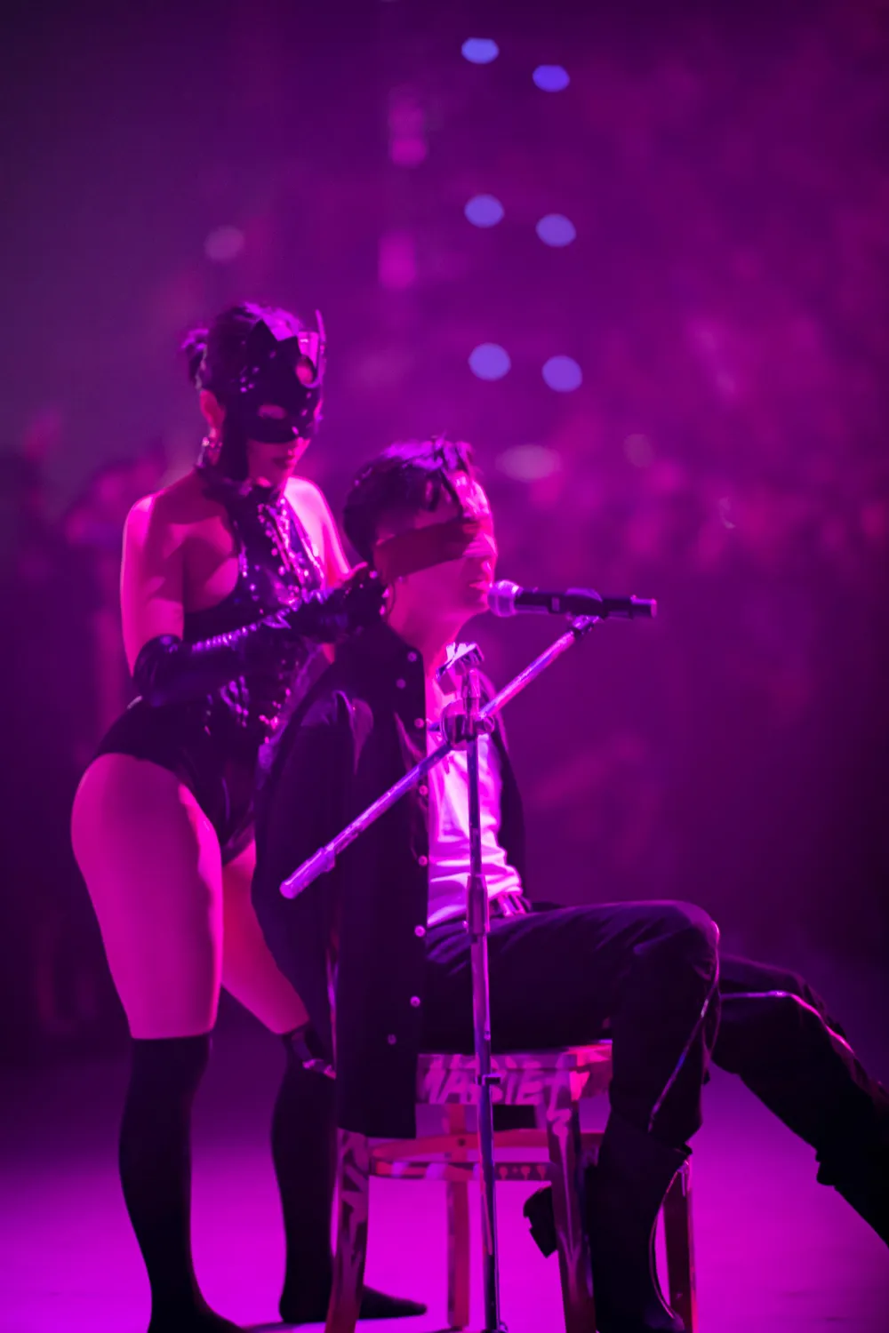 Hình ảnh trong tiết mục của JustaTee bị dư luận phản ứng. Ảnh: BTC