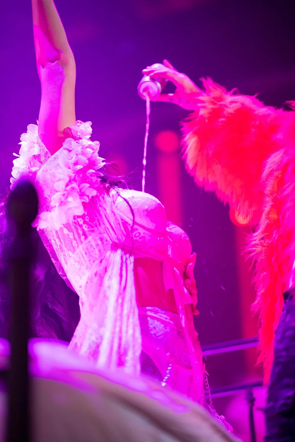 Hình ảnh đổ bia lên vùng ngực nữ vũ công của Binz gây tranh cãi trong đêm nhạc của SpaceSpeakers. Ảnh: BTC