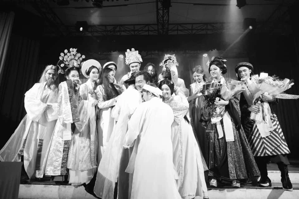 Đạo diễn Chánh Trực cùng các học trò của mình. Ảnh: NSCC