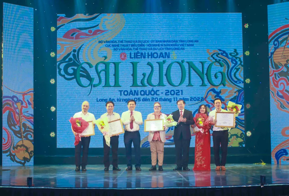 Ban tổ chức trao huy chương vàng cho 5 vở diễn. Ảnh: HUỲNH DU