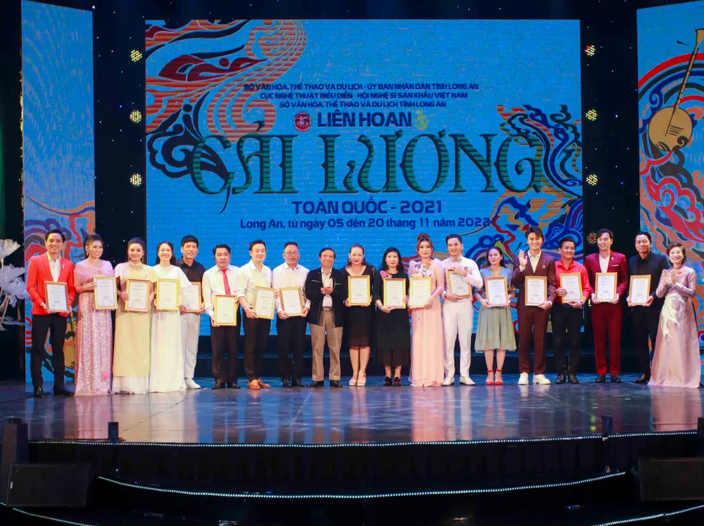 Trao HCV cho các cá nhân nghệ sĩ. Ảnh: HUỲNH DU.