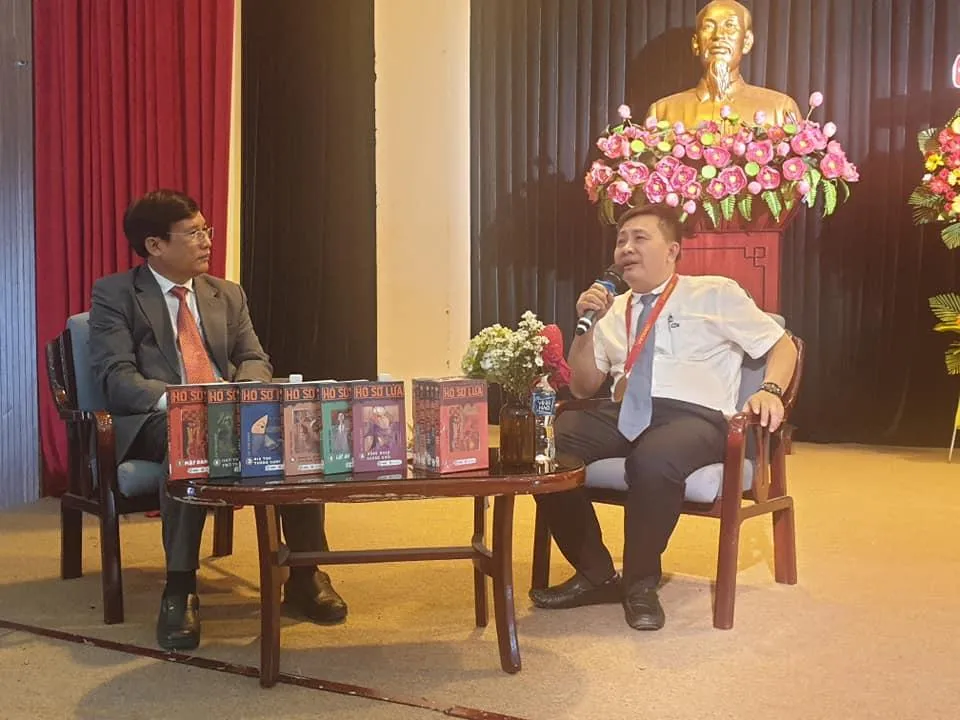 Nhà văn Lại Văn Long (áo trắng) chia sẻ tại buổi ra mắt. Ảnh: HÀ NGUYỄN