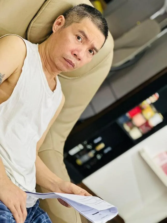 NSND Công Lý đọc kịch bản cho vai diễn mới. Ảnh: NVCC.