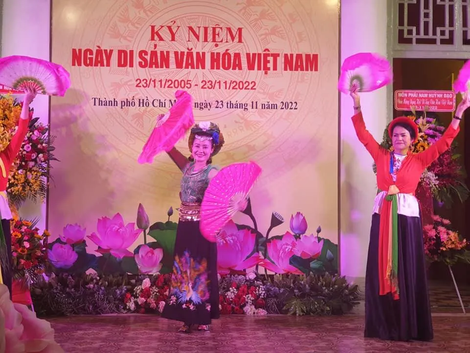 Múa "Cô đôi thượng ngàn" tại Lễ kỷ niệm. Ảnh: HÀ NGUYỄN Múa "Cô đôi thượng ngàn" tại Lễ kỷ niệm. Ảnh: HÀ NGUYỄN