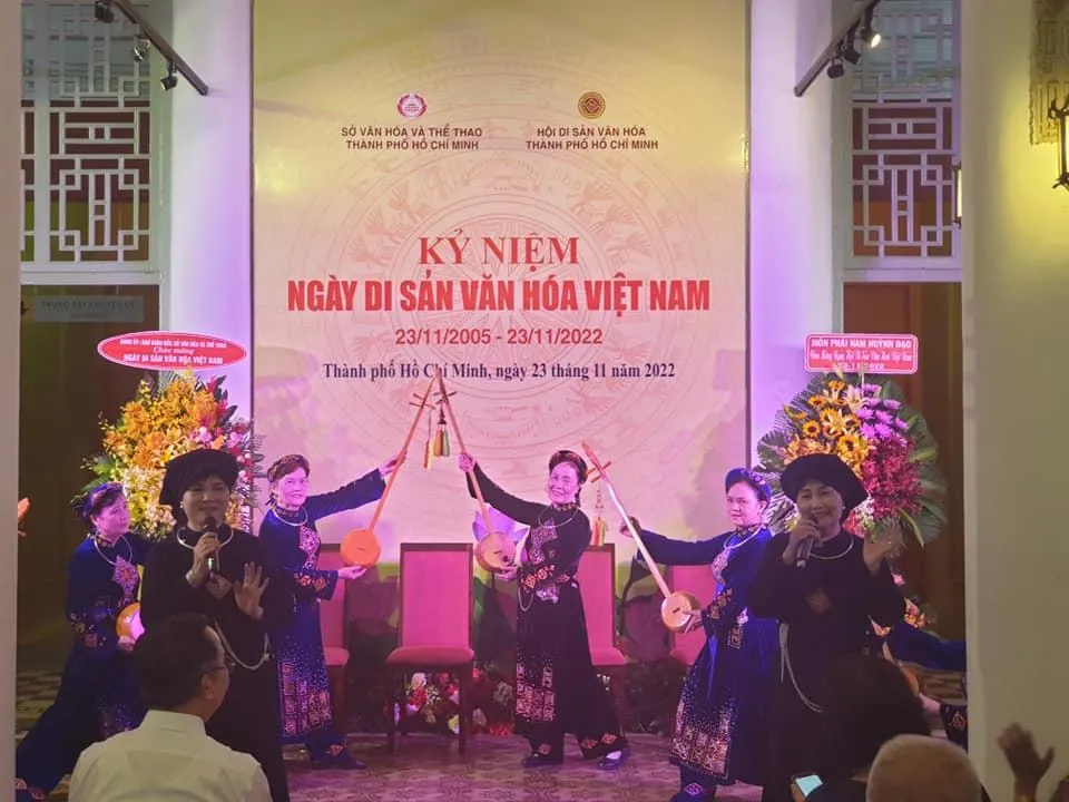 CLB dân ca Tây Bắc Hoa ban biểu diễn tại chương trình. Ảnh: HÀ NGUYỄN CLB dân ca Tây Bắc Hoa ban biểu diễn tại chương trình. Ảnh: HÀ NGUYỄN