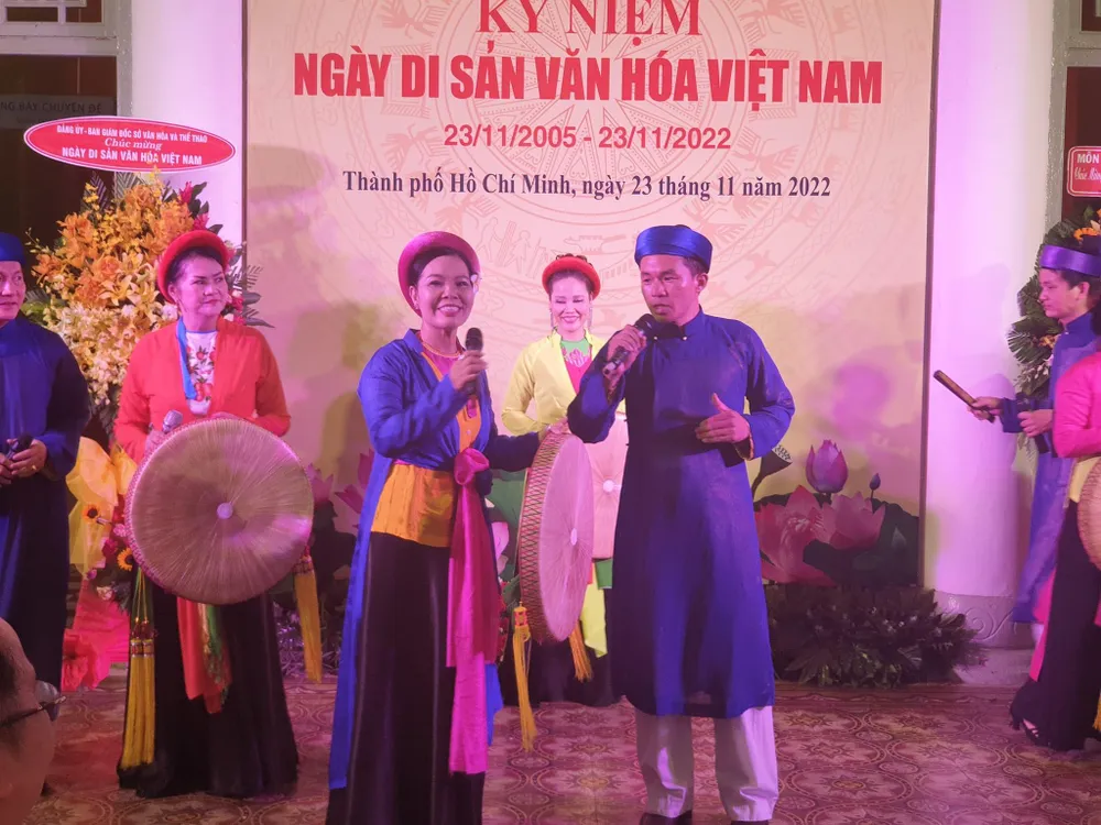 Chị Bùi Ngọc Lan (giữa bên trái) biểu diễn cùng các thành viên câu lạc bộ. Ảnh: HÀ NGUYỄN Chị Bùi Ngọc Lan (giữa bên trái) biểu diễn cùng các thành viên câu lạc bộ. Ảnh: HÀ NGUYỄN