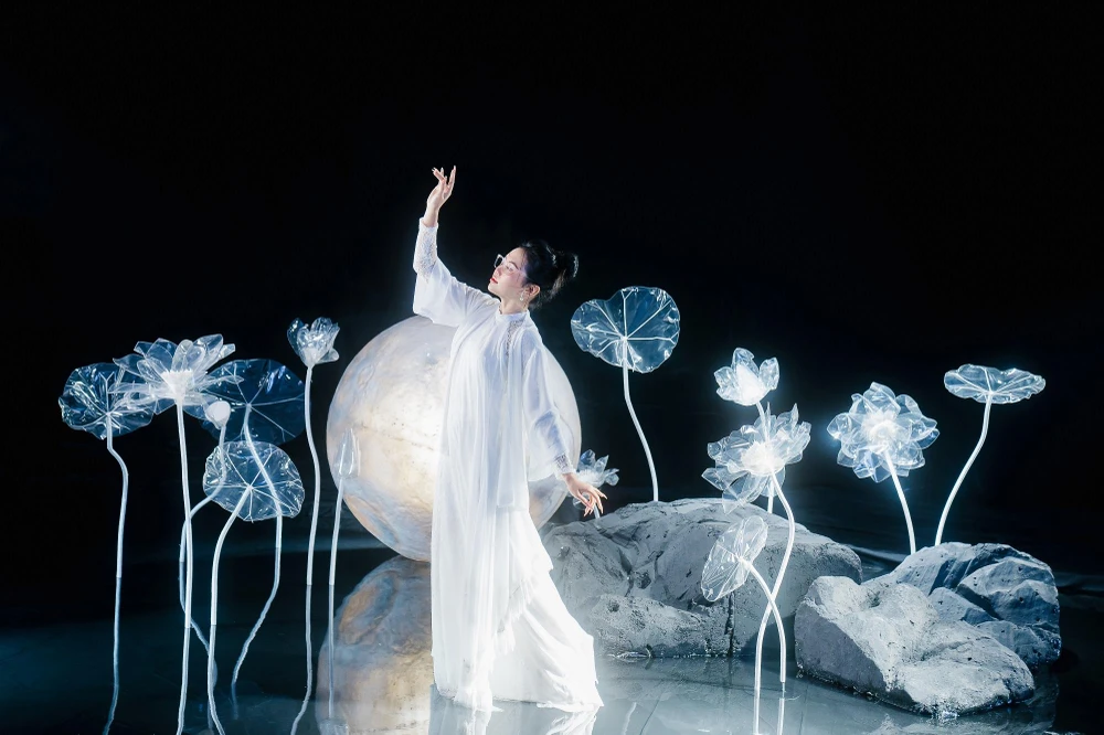 Phương Mỹ Chi duyên dáng với tà áo dài trong MV "Hẹn em kiếp sau". Ảnh: NSCC