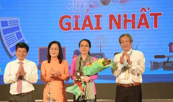 Thí sinh Phạm Thị Cẩm Nguyên (thứ hai từ phải qua) đoạt giải nhất hội thi &quot;Tiếng hát người làm báo&quot;. Ảnh: HỮU THỌ