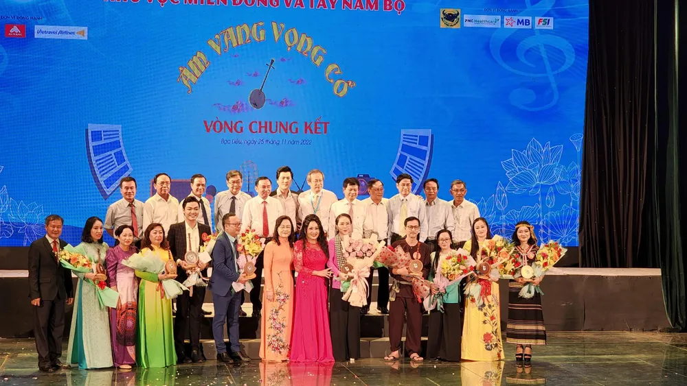 BTC và các giám khảo chụp hình cùng các thí sinh. Ảnh: BTC