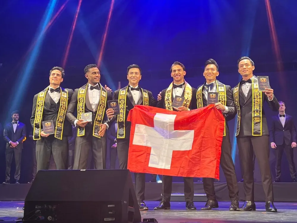 Vũ Linh (bìa phải ngoài cùng) và dàn thí sinh. Ảnh: BTC Vũ Linh (bìa phải ngoài cùng) và dàn thí sinh. Ảnh: BTC