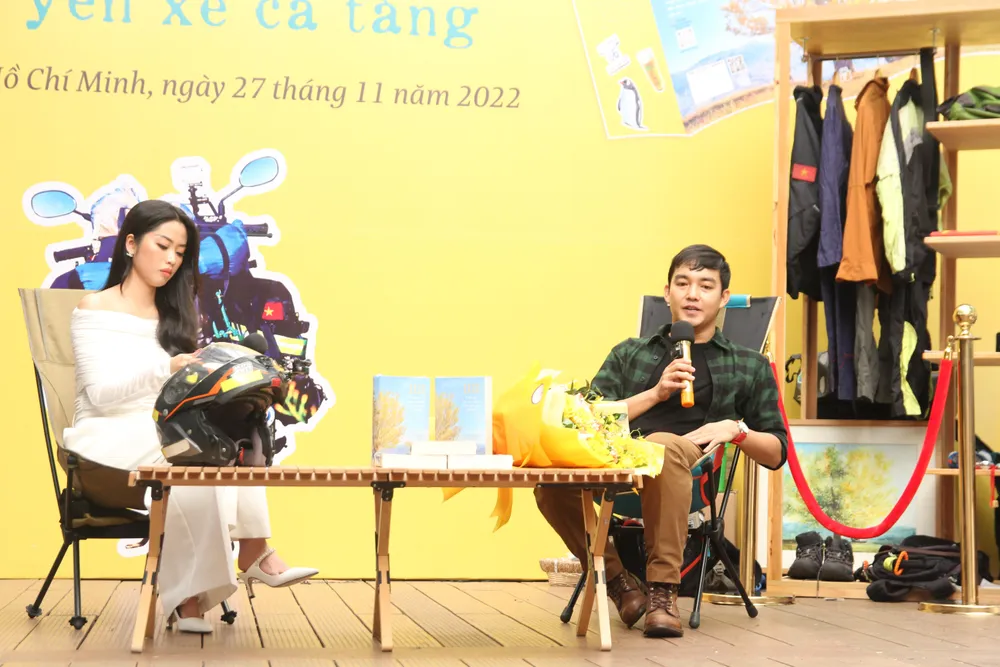 Trần Đặng Đăng Khoa chia sẻ tại buổi giao lưu. Ảnh: VĂN HÀ