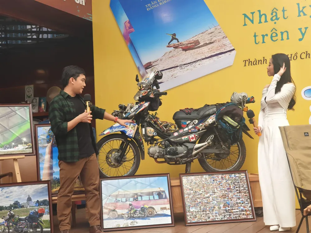 Trần Đặng Đăng Khoa giới thiệu về chiếc xe cà tàng. Ảnh: VĂN HÀ